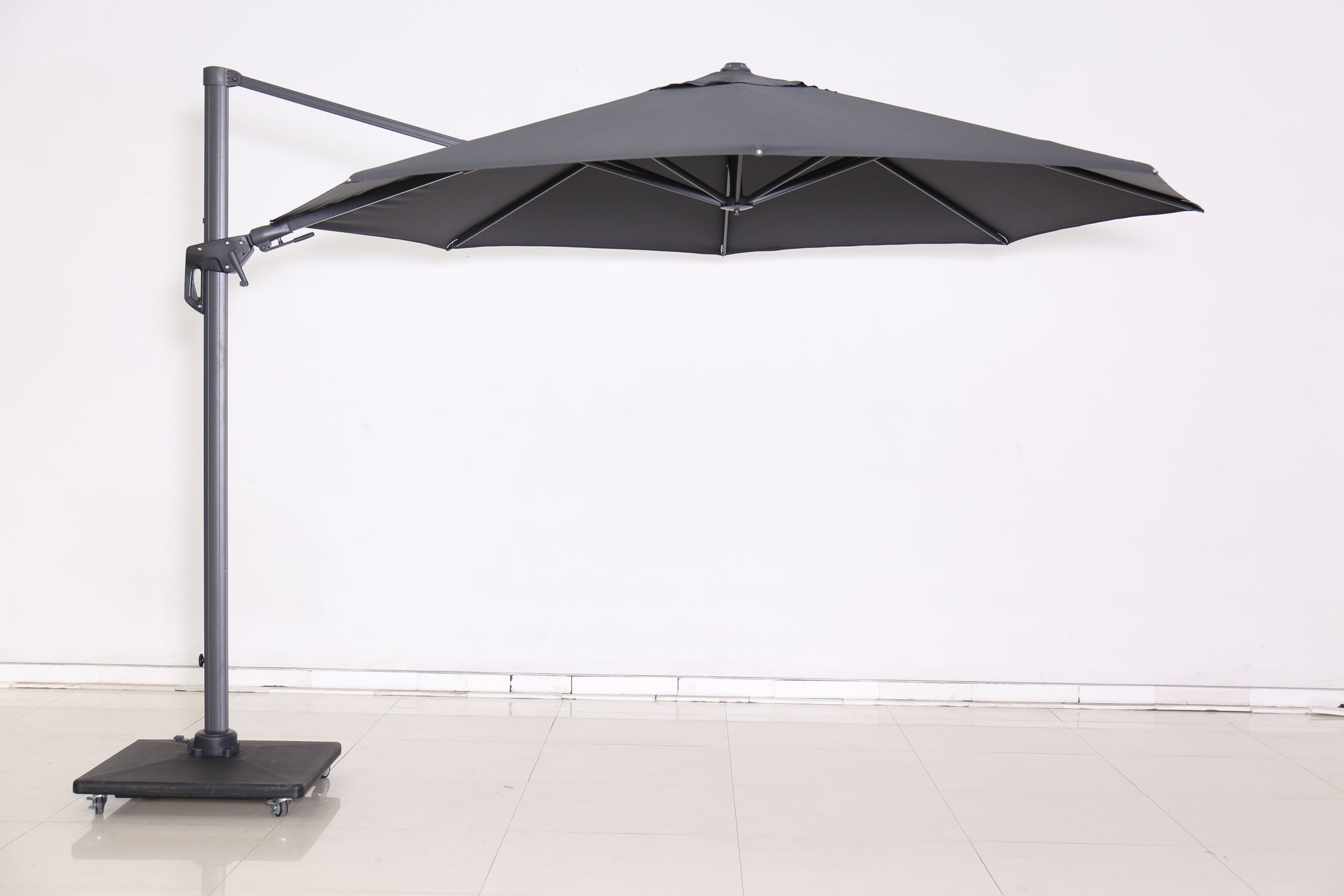 Cantilever light parasol open view