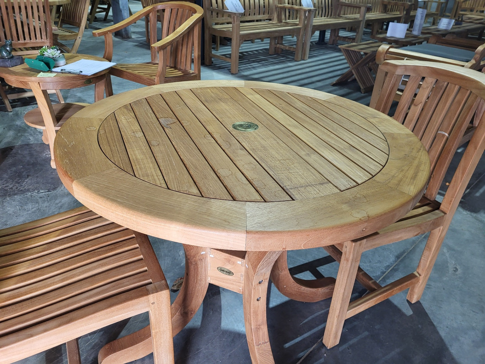 SALE - Round Pedestal Table 90cm with parasol hole (26016)