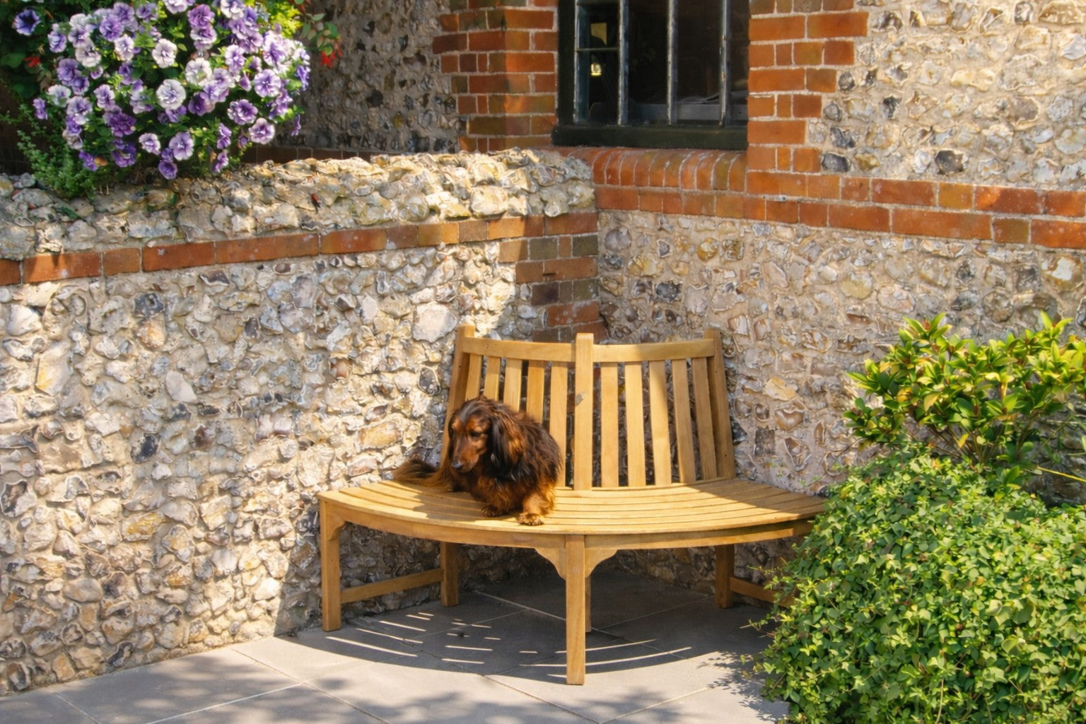 Quarter Circle Corner Bench with Dog